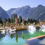 With Shared Swimming Pool Chalet Neukirchen am Großvenediger