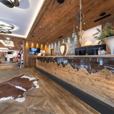 With Shared Swimming Pool 샬레