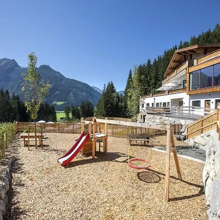 With Shared Swimming Pool Domek alpejski *