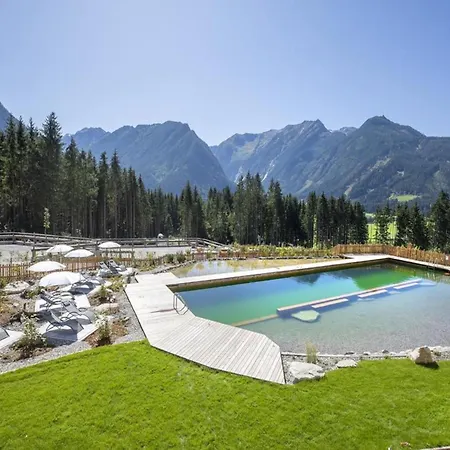With Shared Swimming Pool Chalet Neukirchen am Großvenediger