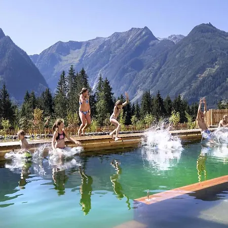 With Shared Swimming Pool 샬레 Neukirchen am Großvenediger