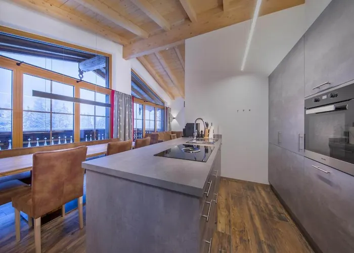 With Shared Swimming Pool בקתה *