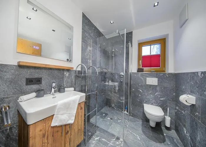 With Shared Swimming Pool Domek alpejski Neukirchen am Großvenediger