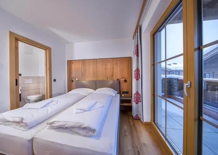 With Shared Swimming Pool Dağ evi *