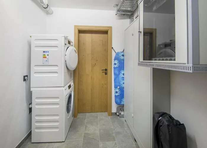 With Shared Swimming Pool בקתה