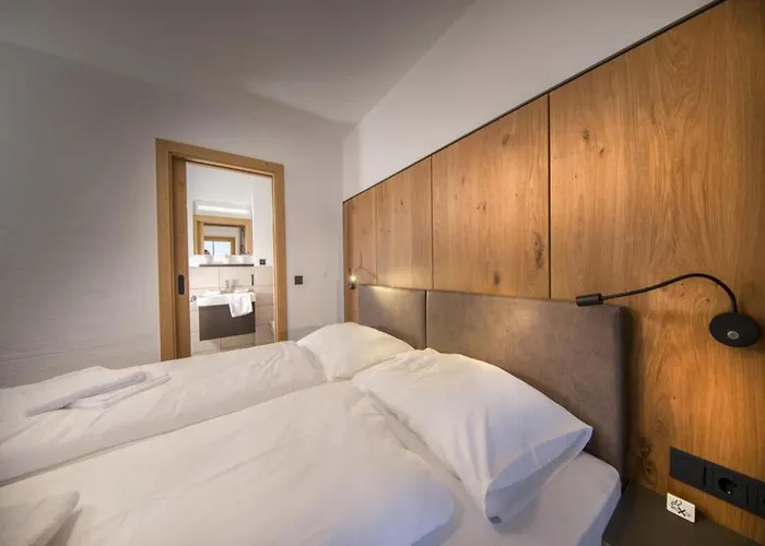 With Shared Swimming Pool בקתה