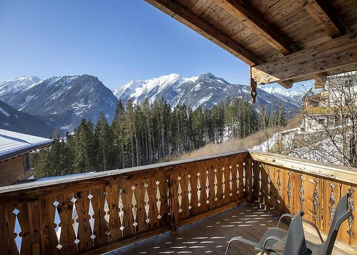 With Shared Swimming Pool בקתה *