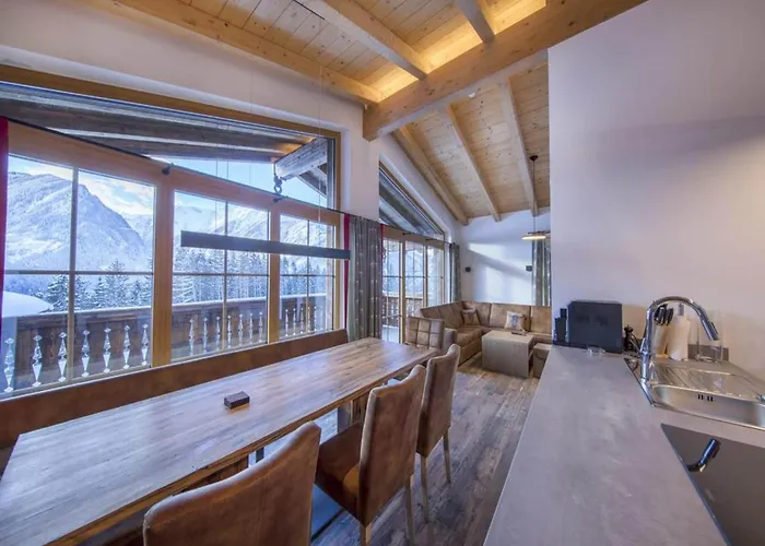 With Shared Swimming Pool בקתה