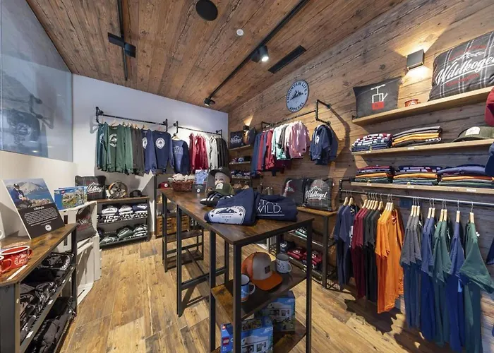 With Shared Swimming Pool בקתה